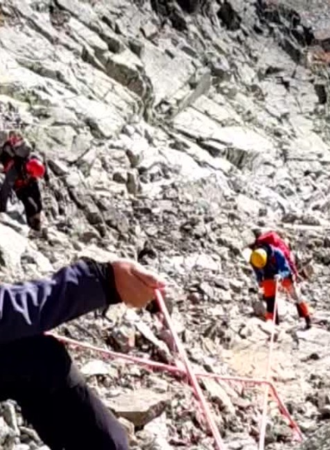 Záchranná akcia vo Vysokých Tatrách. Uvoľnená skala dostala horolezcov do problému