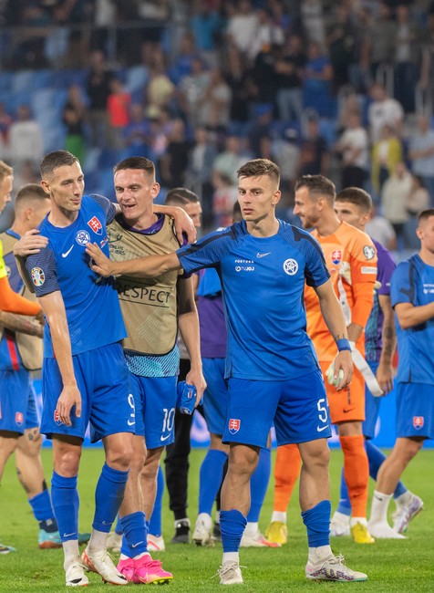 slovenskí futbalisti oslavujú po výhre nad Lichtenštajnskom 3:0 v kvalifikačnom zápase J-skupiny na ME 2024 