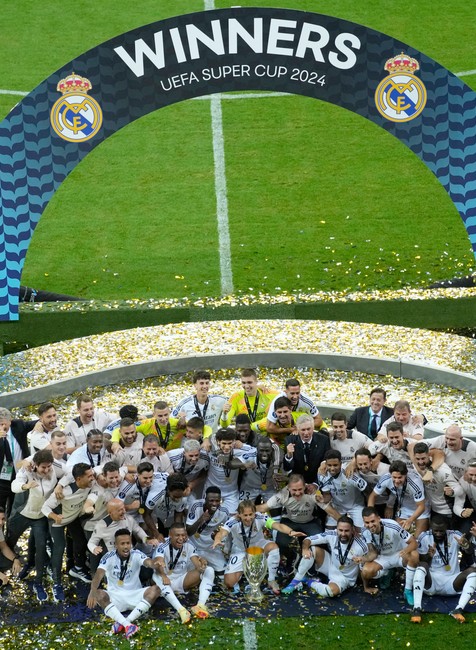 Futbalisti Realu Madrid oslavujú zisk Superpohára