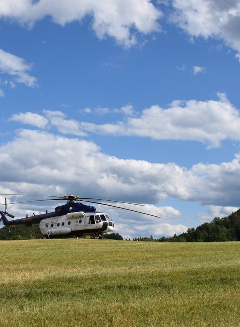 Požiar na Chopku stále neuhasili, hasiči sa na miesto zlaňujú z vrtuľníka