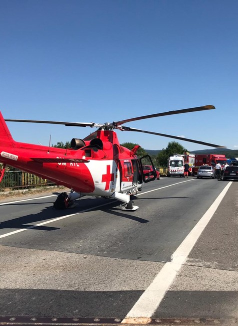 Vážna nehoda si vyžiadala výjazd leteckých záchranárov. Na ceste ostal prevrátený kamión