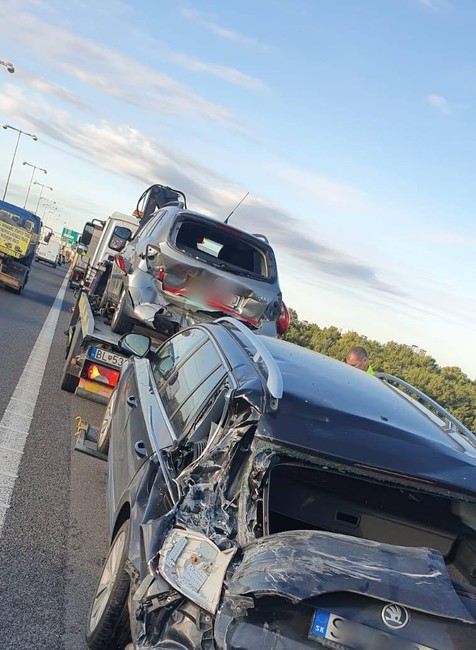 Doprava v Bratislave zostala paralyzovaná, na Prístavnom moste sa zrazili autá