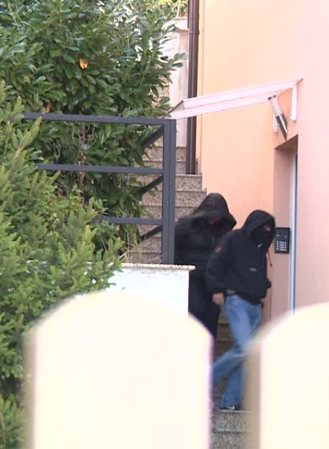 Razia na západnom Slovensku. Policajti zadržali muža, ktorý má v Bratislave podnikať v stavebníctve