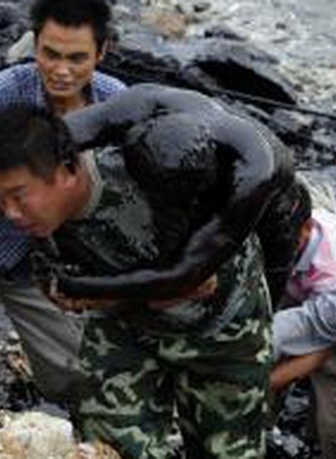 Hasiči, na brehu, ropná škvrna, Čína, ropovody, výbuch