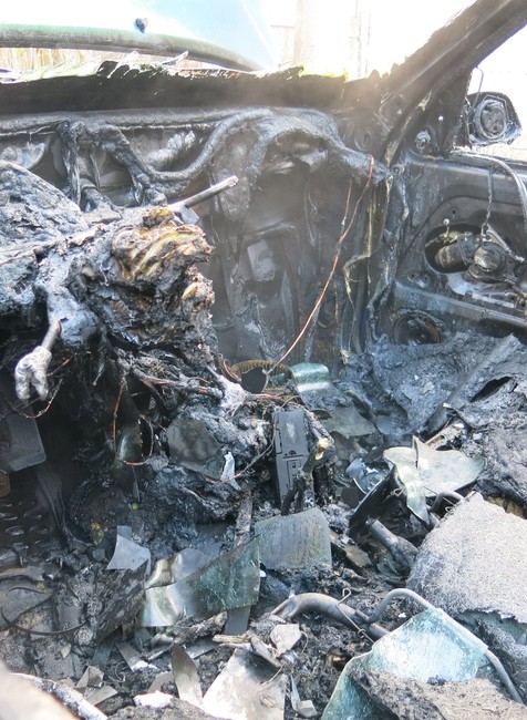 Naložil dieťa do auta a skolaboval. Zo šľahajúcich plameňov oboch zachránil sused