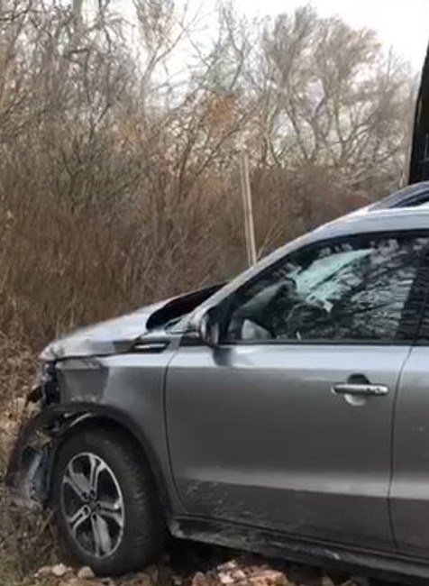 Nehoda na železničnom priecestí. Vlak tlačil auto pred sebou niekoľko metrov