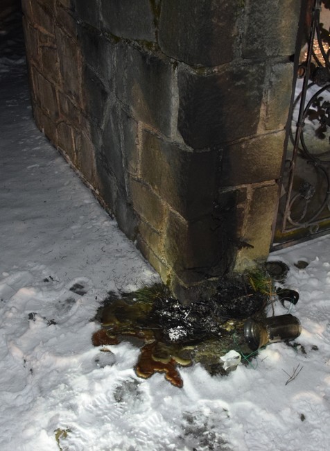 Páchatelia podpálili aj svietniky