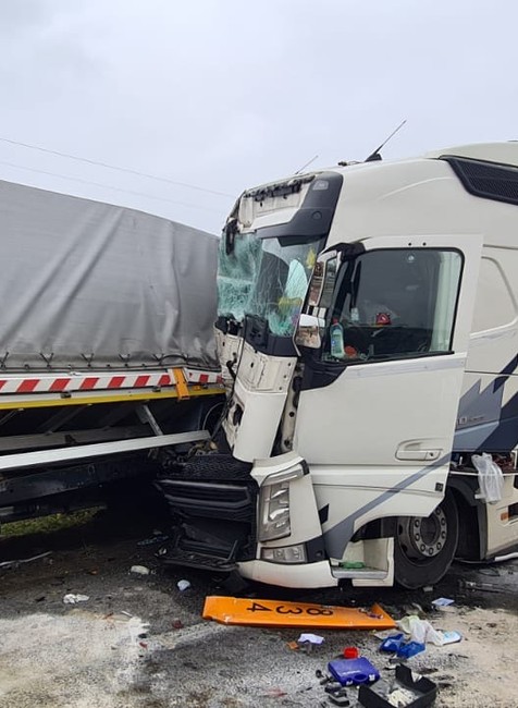 Pri nehode sa zranili dvaja pracovníci Národnej diaľničnej spoločnosti.