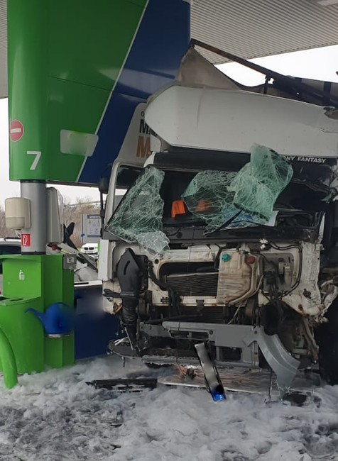 Nehoda na bratislavskej benzínke. Nákladné auto vrazilo do stojanu