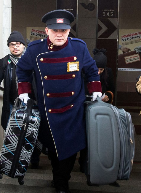 Bezdomovec pomáha s kuframi