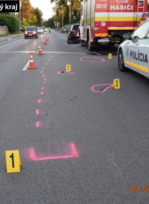 Dievča zahynulo po náraze dvoch áut.