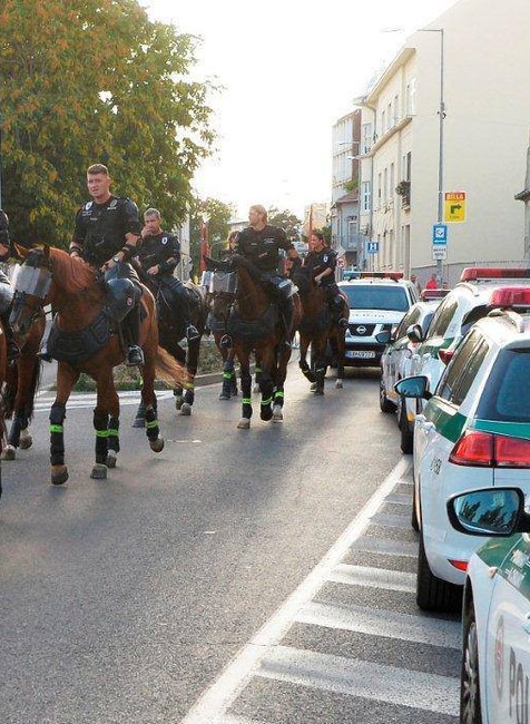 Policajti strážia poriadok počas zápasu