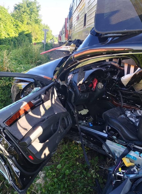 Vážna nehoda na železničnom priecestí: Vlak tlačil auto pred sebou stovky metrov
