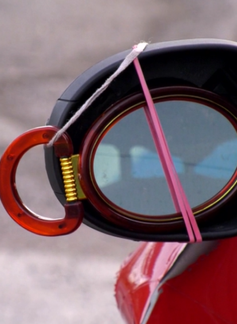 FOTO: Neuveríte, čím si vodič nahradil spätné zrkadlo! Kozmetické zrkadielko upevnil šnúrkami od topánok 