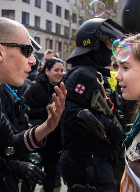 Skautka sa postavila neonacistovi