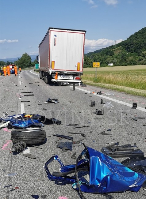 Vážna nehoda na R1. Vodiča auta previezli do nemocnice, cestu uzavreli