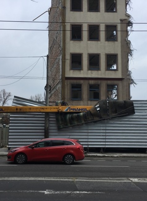 Záchranári zasahovali na stavenisku. Prevrátil sa žeriav