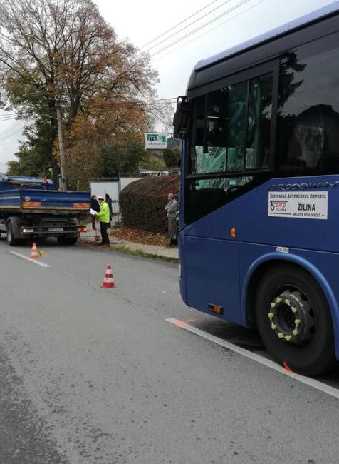 Nehoda autobusu na Kysuciach si vyžiadala dvoch zranených