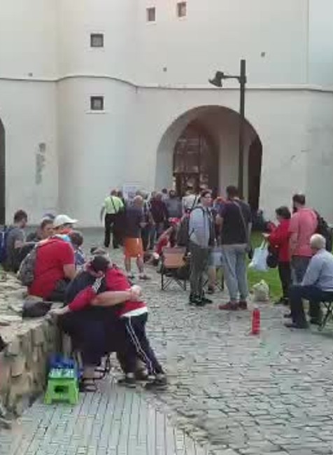 [multi] VIDEO: Zberatelia túžobne očakávajú novú 0-eurovú bankovku. Pred bránami Bratislavského hradu sa ich zišlo okolo 300 3462