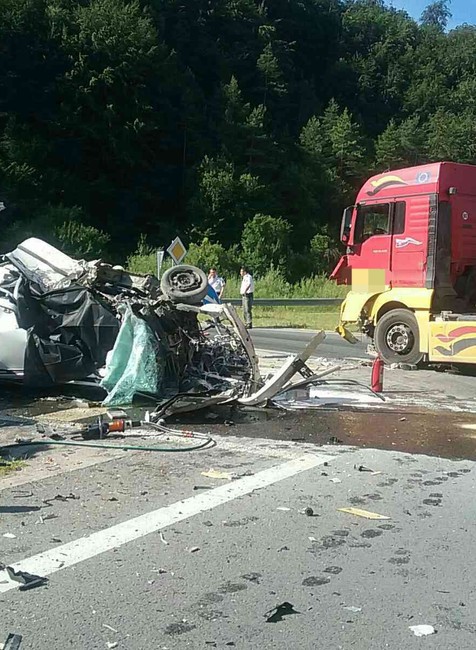 Na výjazde na D1 došlo k hromadnej nehode. Zrážka s nákladiakom si vyžiadala jeden život