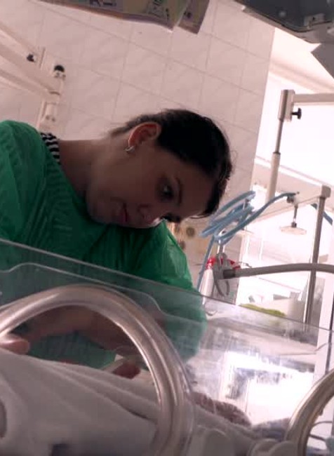 [multi] Mamičke sa narodili trojčatá, štát vie finančne podporiť vytvorenie pracovného miesta opatrovateľky. 744