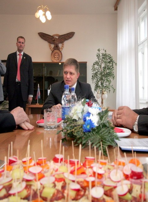 Predseda ĽS-HZDS Vladimír Mečiar, premiér Robert Fico a predseda SNS Ján Slota počas tlačovej besedy po rokovaní koaličnej rady, ktoré sa uskutočnilo v centrále Slovenskej národnej strany