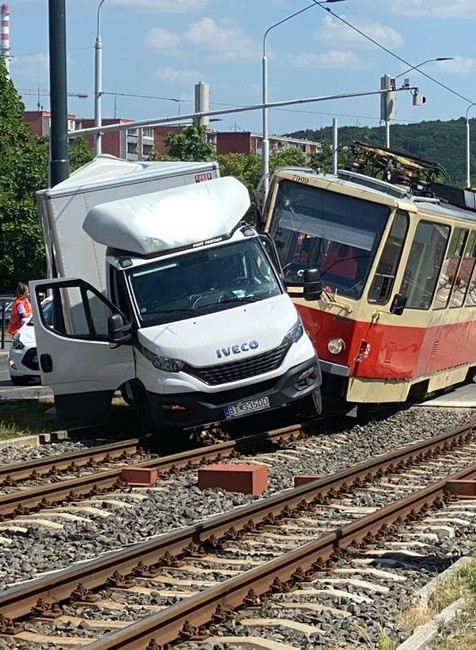 Nehoda električky s nákladným vozidlom