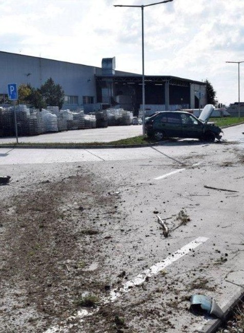 Nehoda mladej ženy: S autom sa niekoľkokrát prevrátila, život jej synovi zachránila autosedačka