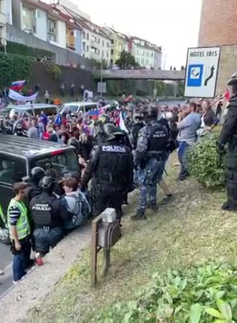 [multi] Protesty v Bratislave proti opatreniam, tažkoodenci zablokovali cestu 148