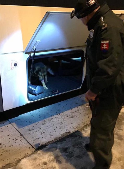 V Handlovej zasahoval pyrotechnik. Hľadal bombu v autobuse