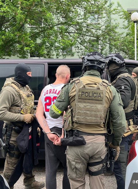 Odsúdenie muža a ženy za nútenie dievčat k sexuálnym službám