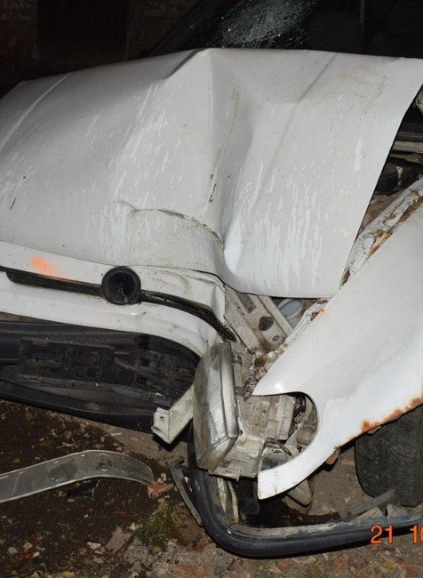 Pri nehode úradoval alkohol. Mladá vodička skončila v stĺpe