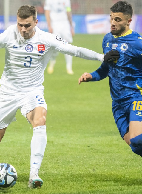 Jakub Kadák (vľavo) a hráč Bosny Jusuf Gazibegovič bojujú o loptu v kvalifikačnom zápase záverečného 10. kola J-skupiny ME 2024 Bosna a Hercegovina - Slovensko
