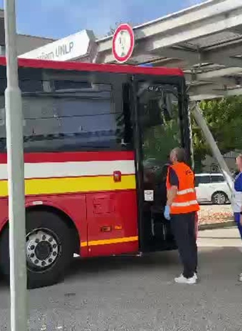 [multi] Evakuačný autobus priviezol pacientov do UNLP v Košiciach 2796