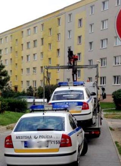 polícia stojí na zákaze