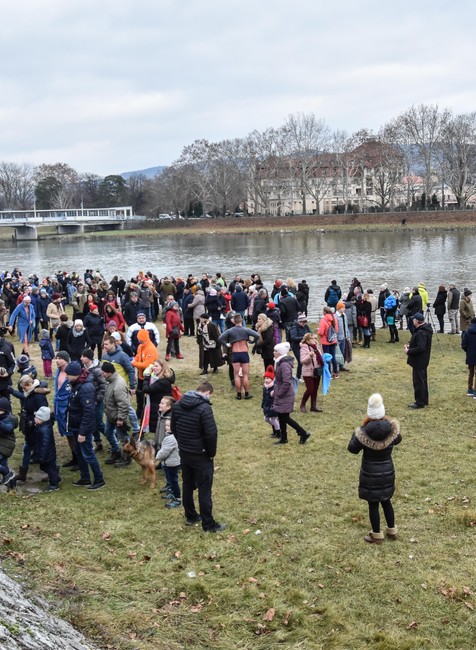 Ani päťstupňová voda neodradila ľadové medvede. Otužilci sa spoločne ponorili do vôd Váhu