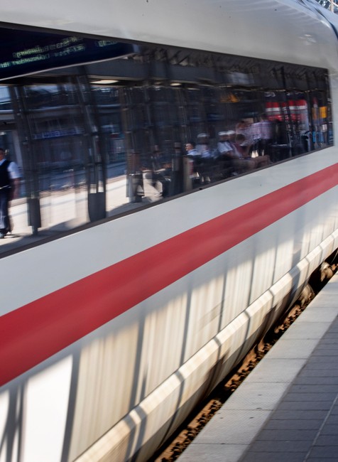 Muž, ktorý strčil pred vlak matku s dieťaťom, je sám otcom troch detí