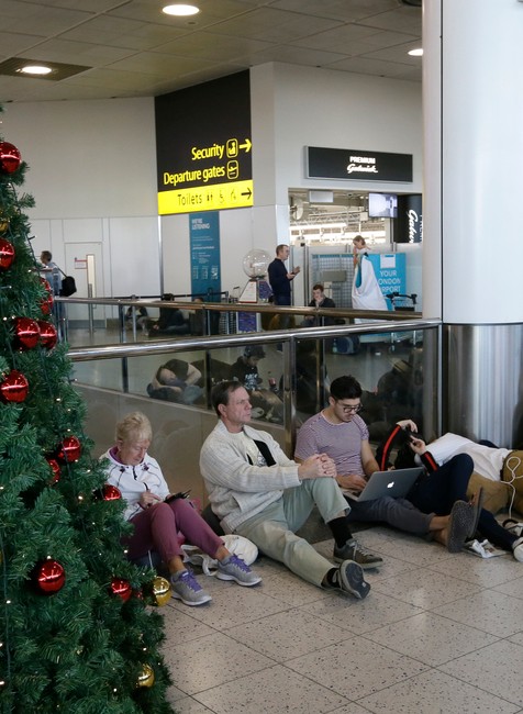 Lety z londýnskeho Gatwicku zrušili. Nad letiskom preletujú neznáme drony
