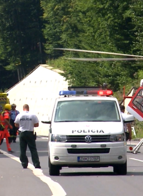 Zrážka dvoch motorkárov uzavrela hlavný ťah na Handlovú, na miesto privolali vrtuľník 