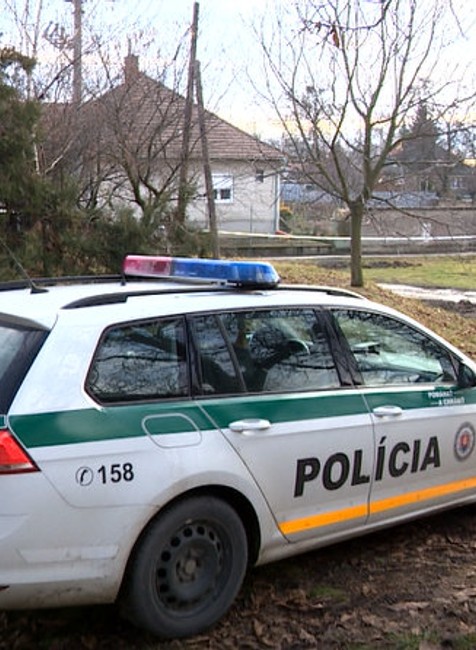  Polícia na výsluch predviedla niekoľko osôb. 