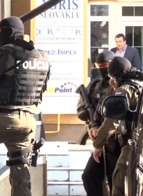 [multi] VIDEO: Na NAKA vypovedal Tomáš Szabó. Priviezla ho ozbrojená eskorta 4710