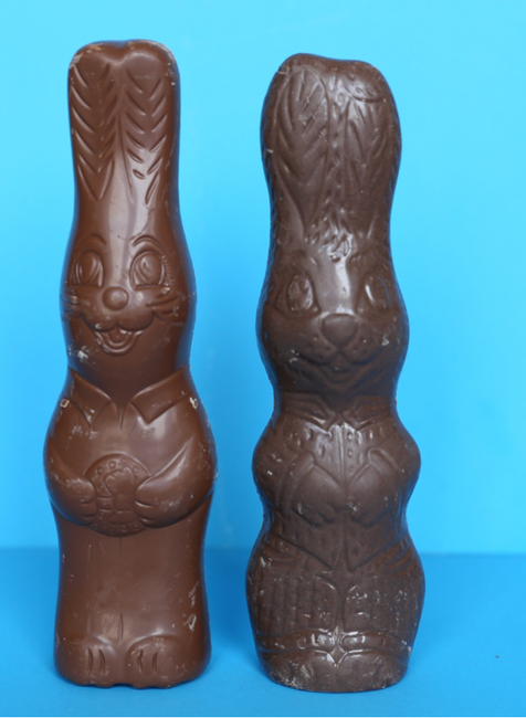 Vľavo zajačik z mliečnej čokolády, vpravo z kakaovej polevy