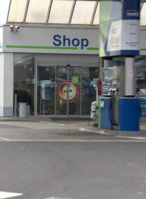 Maskovaný muž prepadol čerpaciu stanicu. Polícia pátra po zlodejovi