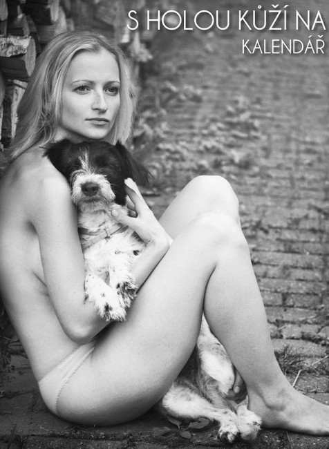 Žena polonahá so psíkom,pes, kalendár