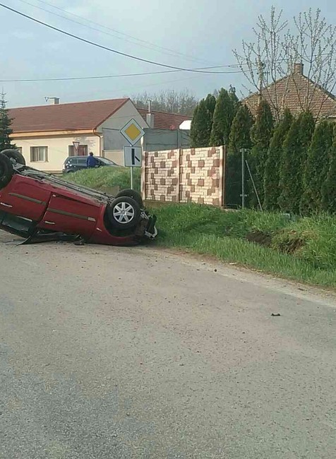Pri obci Budmerice havarovalo osobné auto