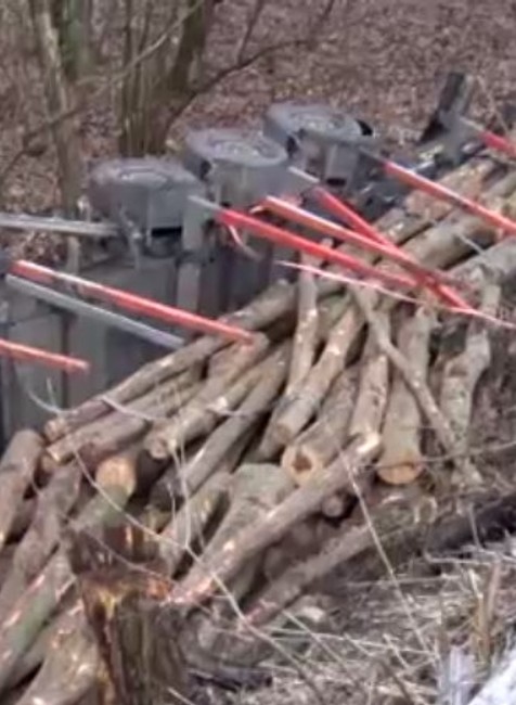 Neďaleko Novák sa prevrátil kamión. Vodič musel vykopnúť čelné sklo