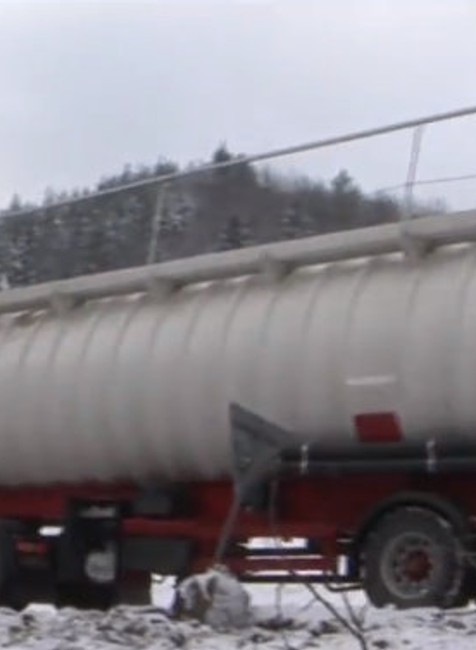 Na zasneženej ceste havarovala cisterna. Odstrániť ju mohli až po takmer 2 dňoch