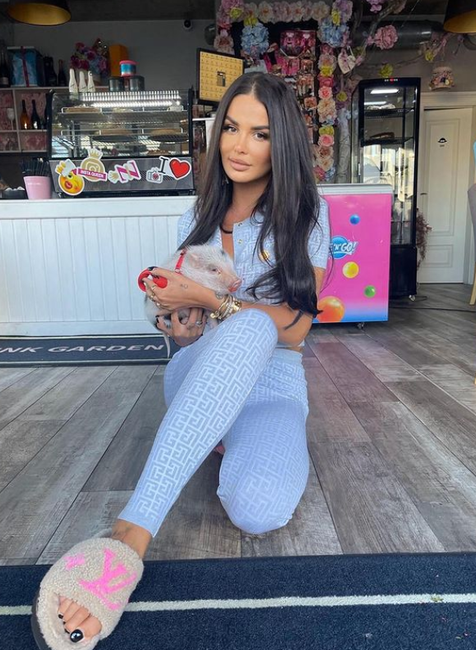 Zuzana Plačková s prasiatkom Tinky