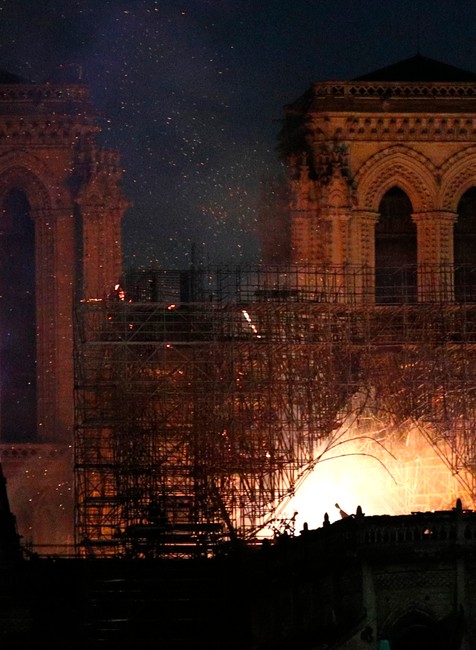 Katedrála Notre Dame v plameňoch 