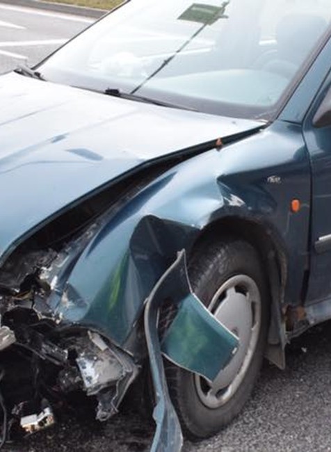 V Žiline sa zrazilo päť áut. Vodič, ktorý pravdepodobne nehodu spôsobil, je zranený